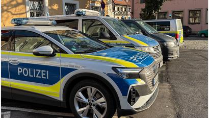 Bild: Stephan Huber
An jedem Prozesstag ist vor dem Landgericht Amberg ein großes Aufgebot an Polizeiautos zu sehen.