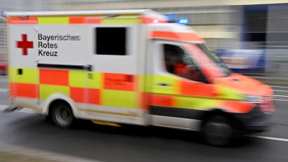 Bild: Peter Kneffel/dpa
Elf Schüler wurden laut Polizei vorsorglich ins Krankenhaus gebracht. (Symbolbild)