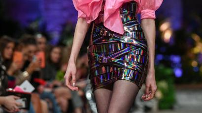 Bild: Jens Kalaene/dpa-Zentralbild/ZB
Im Jahr 2020 auf dem Laufsteg der Berliner Fashion Week.