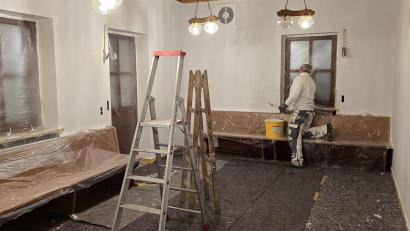 Bild: Marco Harrer
Die Malerarbeiten im Gastraum sind nahezu abgeschlossen.