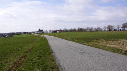 Bild: bkr
Das Baugebiet Lohäcker wird um den Bauabschnitt II erweitert. Die landwirtschaftlichen Flächen im Vordergrund sind beplant.