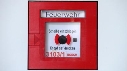 Symbolbild: Martin Schutt/dpa
In Amberg hat ein Betrunkener in einem Hotel zwei Feuermelder ausgelöst. Es gab einen Großeinsatz.