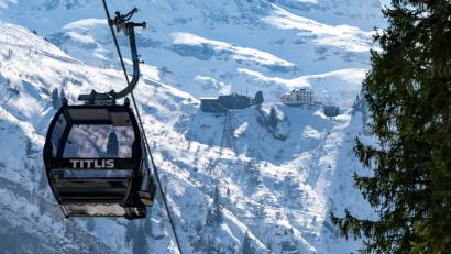 Bild: Urs Flueeler/KEYSTONE/dpa
Im Skigebiet schien die Sonne, aber es gab Windwarnungen.