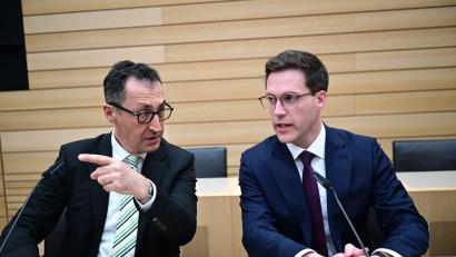 Bild: Bernd Weißbrod/dpa
Treffen sich Grünen-Frontmann Cem Özdemir und CDU-Chef Manuel Hagel bald in offiziellen Gesprächen über eine Zusammenarbeit wieder? (Archivbild)