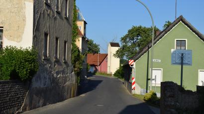 Bild: bnr
Die sehr enge Ortsdurchfahrt in Altendorf soll noch in diesem Jahr ausgebaut werden. Im Zuge des Ausbaus ist auch die Erneuerung der Kanalrohre vorgesehen.