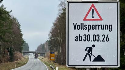 Bild: Gabi Schönberger
Die Brücke, die zwischen Parkstein und Hütten die Kreisstraße NEW 2 über die Bundesstraße 470 überführt, wird in diesem Jahr erneuert. Die Bauarbeiten beginnen am 30. März und dauern voraussichtlich bis zum November. Die Vollsperrung ist für drei Wochen angesetzt.