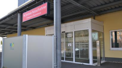 Archivbild: as
Die Zentrale Notaufnahme am Krankenhaus Tirschenreuth ist Geschichte, das rote Schild ist längst entfernt. Die Notfallambulanz kümmert sich nur um die leichteren Fälle und ist nicht rund um die Uhr besetzt. Am Wochenende ab Freitagmittag stellt die Kassenärztliche Vereinigung nur eine hausärztliche Bereitschaftspraxis sicher.
