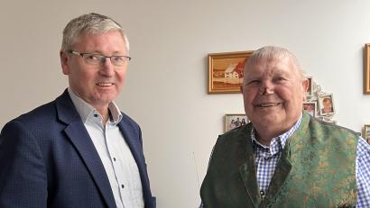 Bild: mma
Ambergs 3. Bürgermeister Franz Badura gratuliert Georg Rottler (rechts) zu dessen 90. Geburtstag.