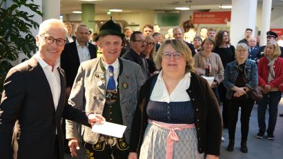 Bild: Hirsch
Der Vorstandsvorsitzende der Sparkasse, Werner Heß (links), überreichte Marianne Wein und Manfred Hermann vomTrachtenverein Almenrausch Wackersdorf zum 100-jährigen Bestehen eine Spende. Weitere 70 Vereinsvertreter erhalten ebenfalls einen Spendenscheck.