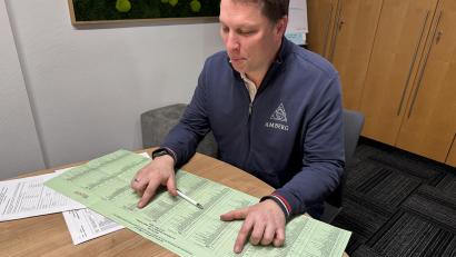 Bild: Heike Unger
Wahlamtsleiter Martin Schafbauer erklärt an einem Muster-Stimmzettel der Amberger Stadtratswahl, welche Fehler Wähler bei der Stimmabgabe gemacht haben.