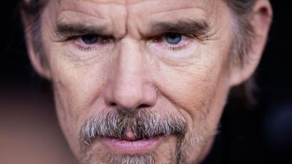 Bild: Christoph Soeder/dpa
Hawke kommt am 26. März mit dem Film „Blue Moon“ (Regie: Richard Linklater) in die deutschen Kinos. (Archivbild)