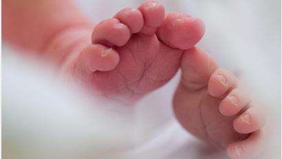 Bild: Arno Burgi/dpa-Zentralbild/dpa
In vielen Ländern ist die Geburtenrate in den vergangenen Jahrzehnten stark gesunken. Die Arbeit im Heimbüro könnte den Rückgang laut einer neuen Studie möglicherweise etwas bremsen. (Symbolbild)