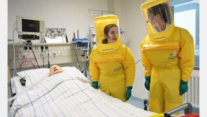 Bild: Malin Wunderlich/dpa
In Schutzanzügen arbeiten die Ärzte auf der Sonderisolierstation am Patienten - hier eine Puppe.