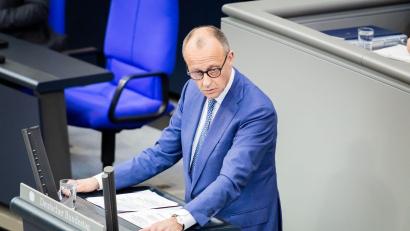 Bild: Christoph Soeder/dpa
Der Kanzler weicht bei seinem Nein zum Iran-Krieg auch im Bundestag kein Stück zurück.