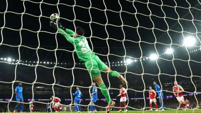 Bild: Bradley Collyer/PA Wire/dpa
Mit seinen Paraden hielt Torhüter Janis Blaswich Leverkusen lange im Spiel.