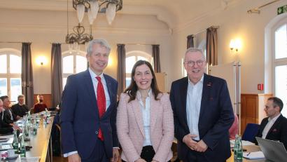 Bild: Wiesel/OTH Amberg-Weiden
Hochschulpräsident Professor Dr. Clemens Bulitta (links) und Hochschulratsvorsitzender Jürgen Kilger mit der neuen OTH-Vizepräsidentin Professor Dr. Julia Heigl.