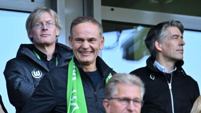 Bild: Swen Pförtner/dpa
VW-Chef Oliver Blume (M) beim Heimspiel des VfL Wolfsburg. (Archivbild)