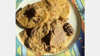 Bild: Ilse Hauer
Böhmische Knödel saugen die geschmackvolle Soße des zarten Ochsenrahmbratens besonders gut auf. Wer einen süß-herben Farbklecks mag, nimmt sich einen Löffel Preiselbeeren mit auf den Teller.