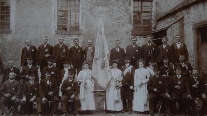 Archivbild: aus dem Archiv bö
Am Pfingstmontag. 16. Mai 1910 wurde die erste Fahne des Zunftvereins der Maurer und Zimmerer geweiht.