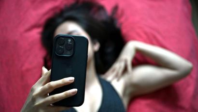 Bild: Elisa Schu/dpa
Sich selbstbewusst und sexy zu fühlen ist wohl der Grund für viele, „Thirst Traps“ zu posten. (Symbolbild)