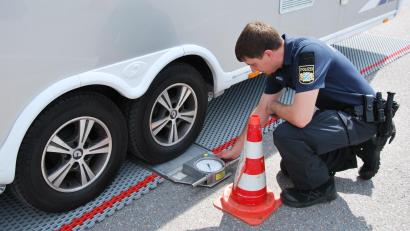 Archivbild: gsp
Die Ortsverkehrswacht Weiden lädt Camper zu einem Aktionstag ein. Auch das Thema Gewicht des Wohnwagens oder Wohnmobils wird da sicher eine Rolle spielen. Hier stellt ein Polizist mit einer Radlastwaage das Gewicht des Wohnwagens fest.