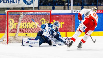 Bild: Elke Englmaier
Der Bad Nauheimer Jordan Hickmott (rechts) versenkt einen Penalty zum zwischenzeitlichen 2:0 gegen Weidens Goalie Michael McNiven. Die Partie endete mit 4:0 für den EC Bad Nauheim.
