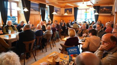 Bild: Jürgen Bauer/CSU Amberg
Der erste Vereine-Frühschoppen der Amberger CSU in Raigering stieß auf große Resonanz.