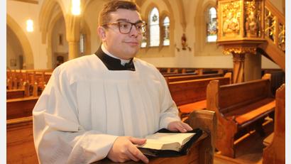 Bild: pi
Steven Wucherpfennig in der Pleysteiner Pfarrkirche St. Sigismund.