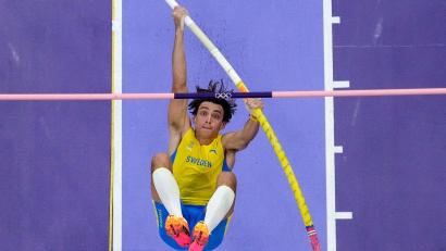 Bild: David J. Phillip/AP/dpa
Armand Duplantis springt in einer eigenen Liga. (Archivbild)