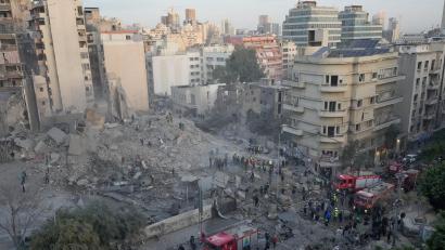 Bild: Hussein Malla/AP/dpa
Ein israelischer Luftangriff hat in der libanesischen Hauptstadt ein mehrstöckiges Gebäude dem Erdboden gleichgemacht.