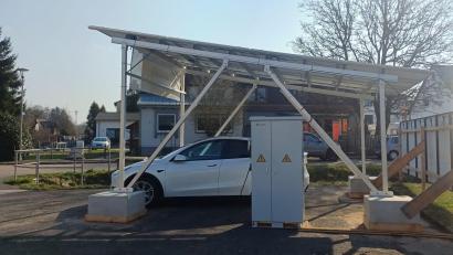 Bild: Theresa Bruischütz
Ein Elektroauto wird im Solarcarport aufgeladen – seit einigen Tagen steht die Anlage beim Rathaus in Neukirchen bei Sulzbach-Rosenberg.