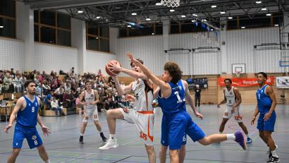 Bild: Tobias Schwarzmeier
Wie Luke Archer (am Ball) hatten viele junge DJK-Talente in Chemnitz die Chance, sich zu präsentieren.