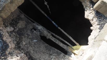 Bild: kek
Das Loch soll nun mit Beton aufgefüllt werden.