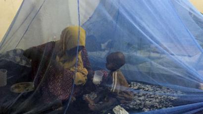 Bild: Eva-Maria Krafczyk/dpa
Kindersterblichkeit kann mit einfachen Mitteln bekämpft werden - wie etwa Moskitonetzen. (Archivbild)