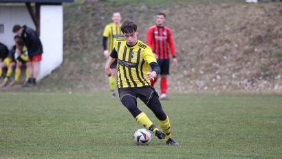 Bild: Dieter Jäschke
Ben Kippes gegen die SpVgg Pirk in Aktion. Die DJK Neustadt/WN siegte mit 4:1.