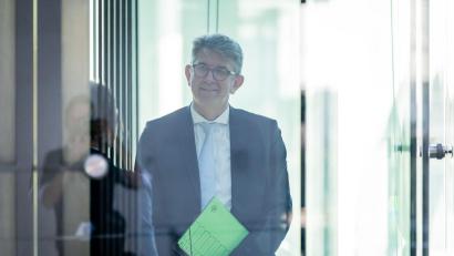 Bild: Christoph Soeder/dpa
Kulturstaatsminister Wolfram Weimer hat im Kulturausschuss zum Buchhandlungspreis berichtet.