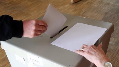 Symbolbild: Bodo Schackow/dpa
Gewählt, aber: Die Kindergartenleiterin darf nicht in den Altendorfer Gemeinderat einziehen.
