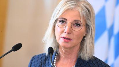 Bild: Felix Hörhager/dpa
Sozialministerin Ulrike Scharf (CSU) spricht sich gegen ein Social-Media-Verbot für Kinder und Jugendliche aus. (Archivbild)