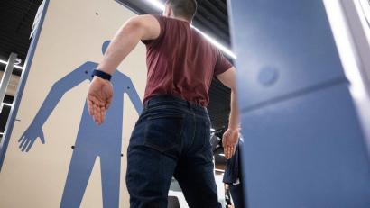 Bild: Marijan Murat/dpa
Der Wandel hin zu mehr High Tech bei der Sicherheitskontrolle am Flughafen sei alternativlos, heißt es vom Verband der Luftsicherheitsunternehmen. (Symbolbild)