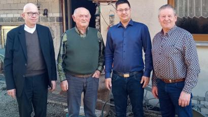 Bild: Norbert Weis
Die Gratulanten und der Jubilar in Reichertsfeld (von links): Pfarrer Thomas Schertel, Rudolf Bär, 2. Bürgermeister Benjamin Hiltl und der stellvertretende Vorsitzende des SV Illschwang Werner Englhard.
