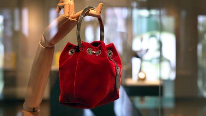 Bild: Karl-Josef Hildenbrand/dpa
Mittlerweile sind Handtaschen mehr als nur ein Accessoire.