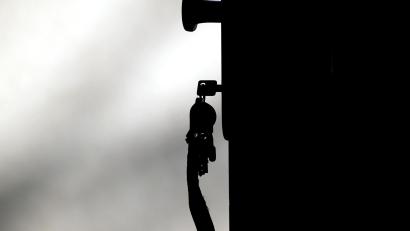 Symbolbild: Ralf Hirschberger
Drei ehrliche Nachtschwärmer melden eine offenstehende Bar in Amberg der Polizei.