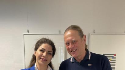 Bild: Dr. Heino Arnold
Dr. (univ) Hadimeh Saberi leitet die Orthopädie-Praxis in Waldsassen. Initiiert hat die Neueröffnung Dr. Heino Arnold. Er ist langjähriger Leiter des Orthopädie-Zentrums in Rehau.