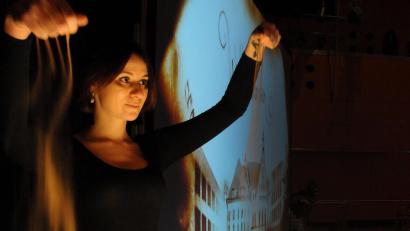 Bild: Stephan Huber
Irina Titova nimmt in "In 80 Bildern um die Welt" das Publikum auf eine spannende Weltreise mit.