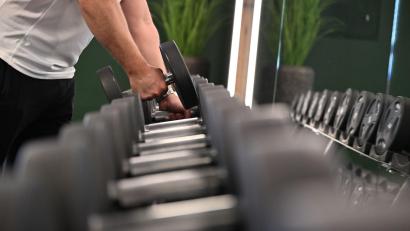 Bild: Wolf von Dewitz/dpa
Ran an die Hanteln: Deutschlands Fitnessstudios haben immer mehr Mitglieder - aber kommen die auch immer? (Archivbild)