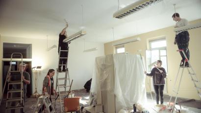 Bild: Mariana Honcharenko
Renovierungsaktion des Vereinsaals im Bürgertreff im Rahmen des diesjährigen Firmenaktionstags der Freiwilligenagentur in Kooperation mit der Sparkasse Amberg-Sulzbach.