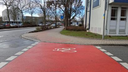 Bild: Lukas Büchold
Die roten Fahrradwege sollen auf Gefahrenstellen hinweisen. Fahrradfahrer und Autofahrer sollten hier aufeinander Rücksicht nehmen.