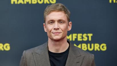 Bild: Georg Wendt/dpa
„Ich habe auf meinem Telefon keine Apps mehr, die mich ablenken“, sagt Schauspieler Matthias Schweighöfer. (Archivbild)