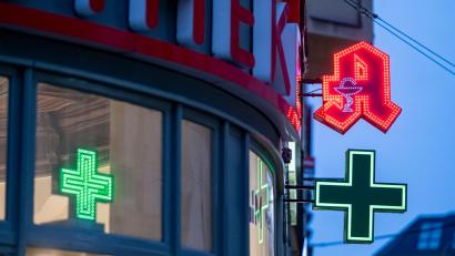 Symbolbild: Fabian Sommer/dpa
Am Montag bleiben alle Apotheken in Amberg geschlossen. Die Versorgung läuft in drigenden Fällen über den Notdienst.