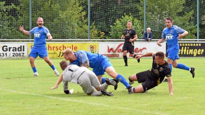 Archivbild: Gebert
Der FC Tirschenreuth muss künftig verletzungsbedingt auf Manuel Dürbeck (schwarzes Trikot, Szene aus der Partie gegen den TSV Thiersheim) verzichten. Die Kreisstädter starten am Sonntag mit dem Heimspiel gegen die (SG) Selb-Plößberg/Schönwald in die Restrückrunde der Kreisliga 2.
